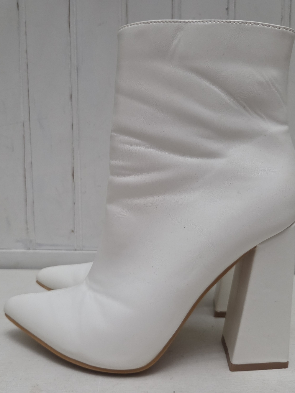 Boohoo Size 6 White Zip Up Ankle Boots
